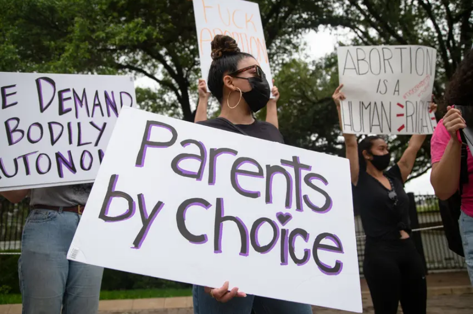 Gov. Greg Abbott signs bill that would outlaw abortions if Roe v. Wade is overturned